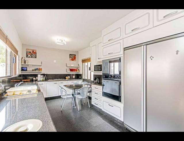 6 BEDROOM HOUSE FOR SALE IN BRYANSTON